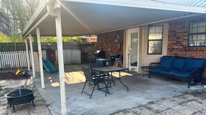 Outdoor dining - Comfortable Long-Term Rental Home in Gonzales (Gonzales)