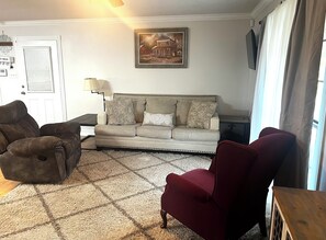 TV - Comfortable Long-Term Rental Home in Gonzales (Gonzales)