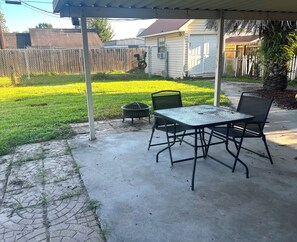 Outdoor dining - Comfortable Long-Term Rental Home in Gonzales (Gonzales)