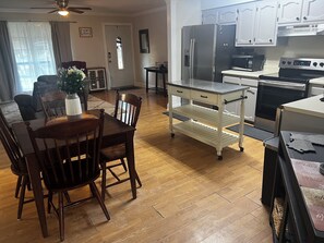 Microwave, oven, stovetop, dishwasher - Comfortable Long-Term Rental Home in Gonzales (Gonzales)