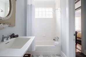 Shower, hair dryer, towels, shampoo - Charming 2 BDRM Apt w/ Balcony| Historic District (Savannah)