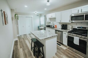 Private kitchen - 12 Min Walk to Riverfront, Beautiful Peaceful Home (Wilmington)