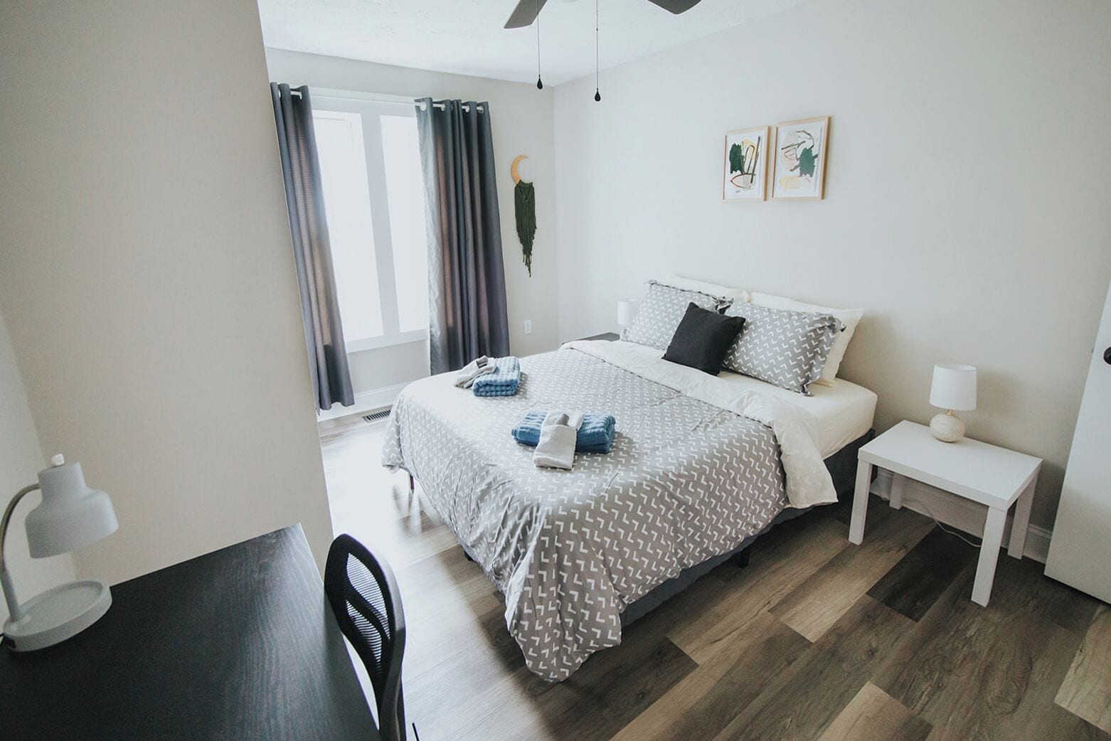 3 bedrooms, desk, WiFi, bed sheets