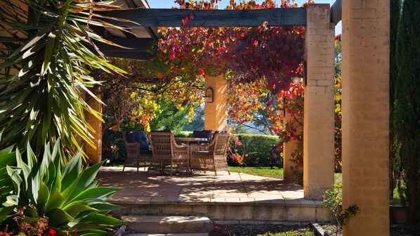 Outdoor dining - El Camino Fireplace and Spa (Elevated Plains)