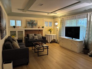 Living area - Modern 3BR near Caltech Pasadena King Beds Parking Monthly Stays (Pasadena)