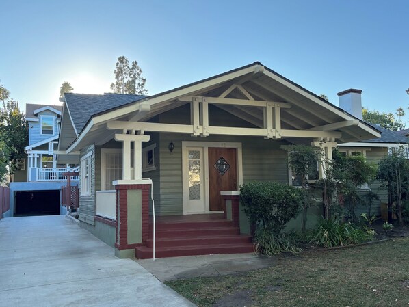 Exterior - Modern 3BR near Caltech Pasadena King Beds Parking Monthly Stays (Pasadena)