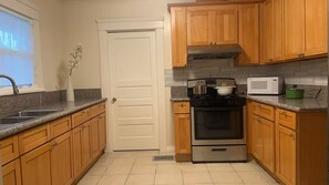 Private kitchen - Modern 3BR near Caltech Pasadena King Beds Parking Monthly Stays (Pasadena)