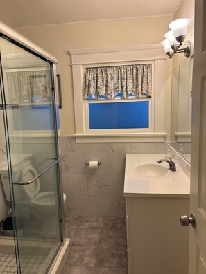 Bathroom - Modern 3BR near Caltech Pasadena King Beds Parking Monthly Stays (Pasadena)