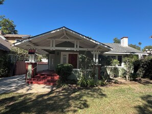 Exterior - Modern 3BR near Caltech Pasadena King Beds Parking Monthly Stays (Pasadena)