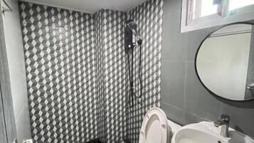 Deluxe Triple Room | Bathroom