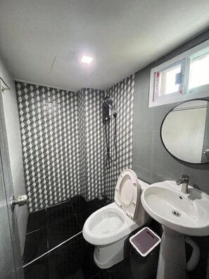 Tripla Deluxe | Bagno | Doccia, soffione a pioggia, asciugacapelli, asciugamani