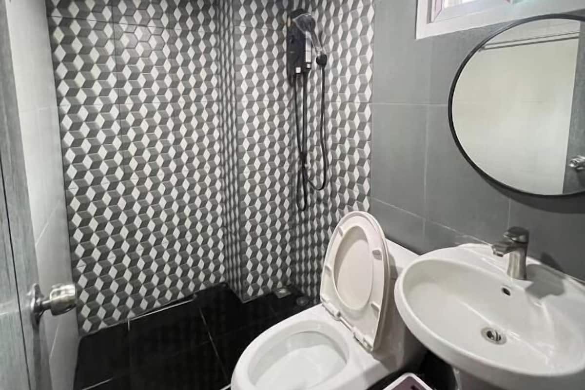 Queen Room | Bathroom