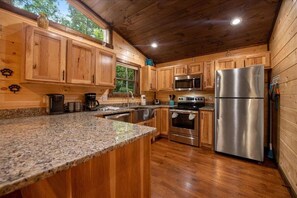 Fridge, microwave, oven, stovetop - Brew Ridge | Blue Ridge, Ga (Blue Ridge)