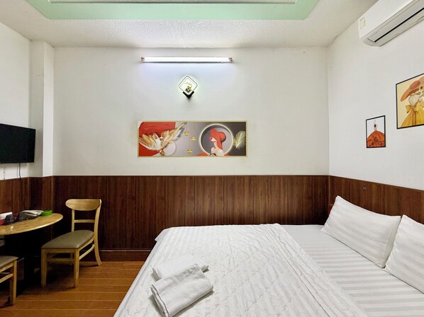 Basic Room - Hoa Nang Mai Hotel (Ho Chi Minh)