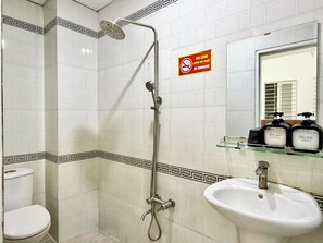 Basic Room | Bathroom - Hoa Nang Mai Hotel (Ho Chi Minh)