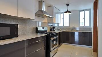 Condo, 3 Bedrooms, Accessible, Balcony | Interior