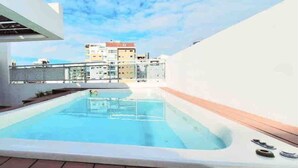 A rooftop swimming pool with a view of a cityscape. - Luxurious 3-bedroom Condo With City Views in Santo Domingo (Santo Domingo)