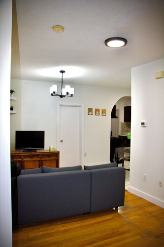 Enjoyable 2-bedroom apartment near airport with washer and dryer