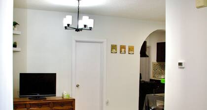 Enjoyable 2-bedroom apartment near airport with washer and dryer