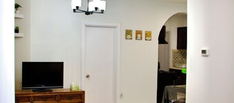 Enjoyable 2-bedroom apartment near airport with washer and dryer