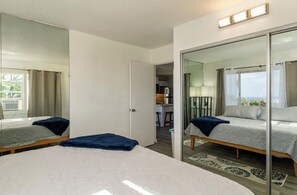 2 bedrooms, WiFi, bed sheets - Kona Kai - Big Island - Perfect Location! Steps to cafes, shops, and waterfront! (Kailua-Kona)