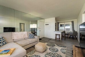 TV - Kona Kai - Big Island - Perfect Location! Steps to cafes, shops, and waterfront! (Kailua-Kona)