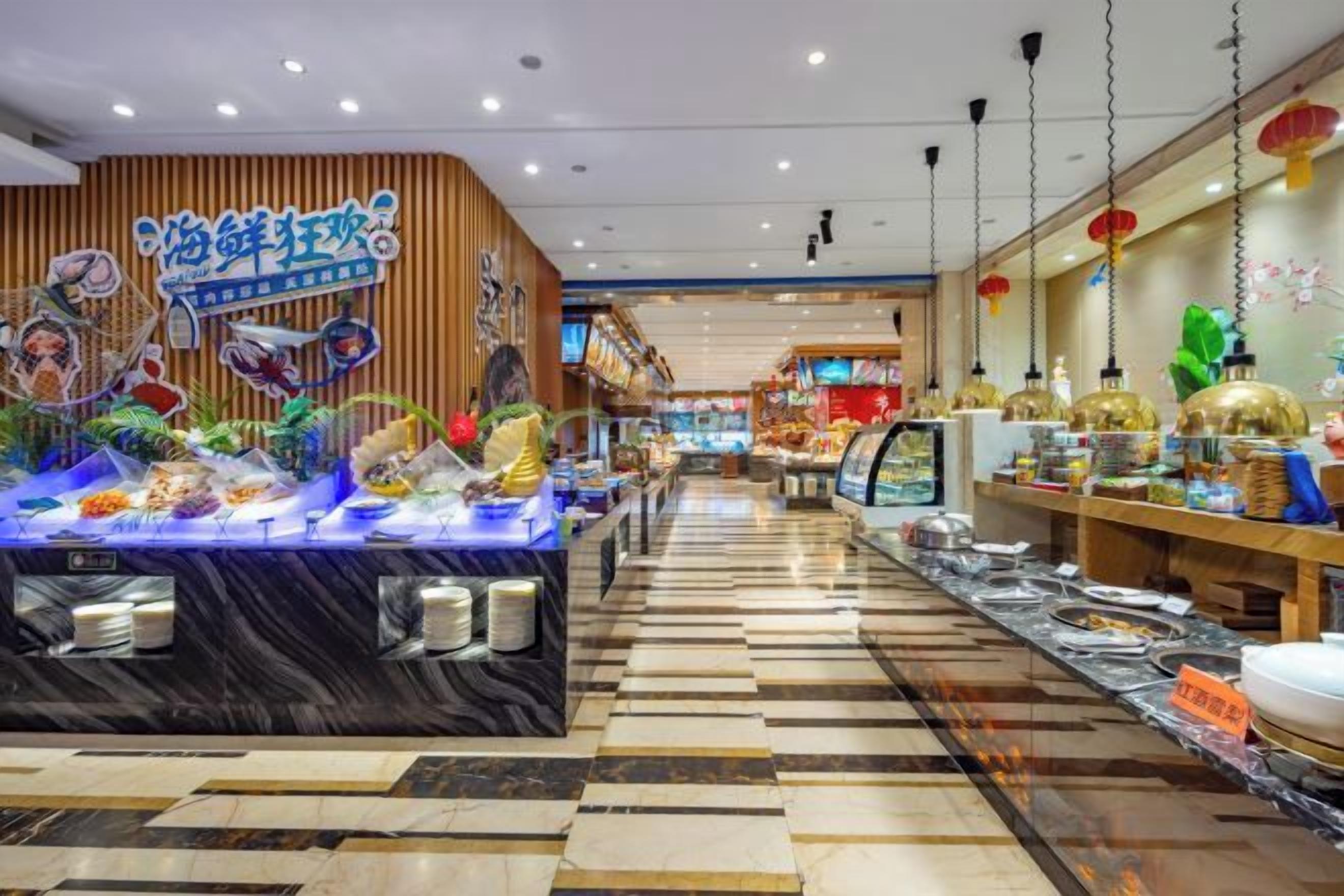 Un restaurant de fruits de mer avec un long comptoir, une variété de plats à base de fruits de mer et un sol carrelé.