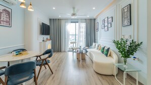 Smart TV - Center-Beachfront Breeze Apt–2BR-3 beds- Fast WiFi (Nha Trang)