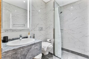 Shower, hair dryer, towels, shampoo - Chic Studio with Pool and Gym Access I 18-Mins to Dubai Expo City (Dubai)