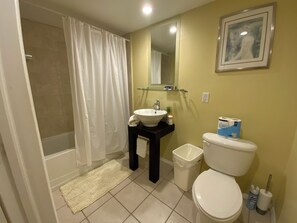 Shower, hair dryer, towels, soap - 2-bedroom apartment in charming Clearwater with cool AC (Clearwater)