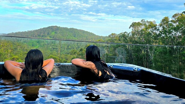 Outdoor spa tub - Hot spa with Ocean Views - fire pit - 
2 fully equipped retreats - privacy  (Bonogin)