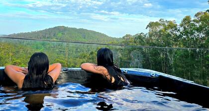 Hot spa with Ocean Views - fire pit -
2 fully equipped retreats - privacy