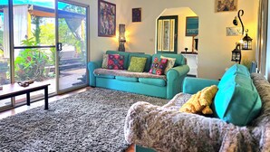 Smart TV, books, stereo - Hot spa with Ocean Views - fire pit - 
2 fully equipped retreats - privacy  (Bonogin)