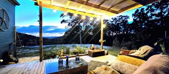 Hot spa with Ocean Views - fire pit - 
2 fully equipped retreats - privacy 