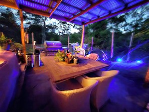 Outdoor dining - Oasis Retreat, GC Hinterland with Spa in Nature and Ocean Views on the horizon (Bonogin)