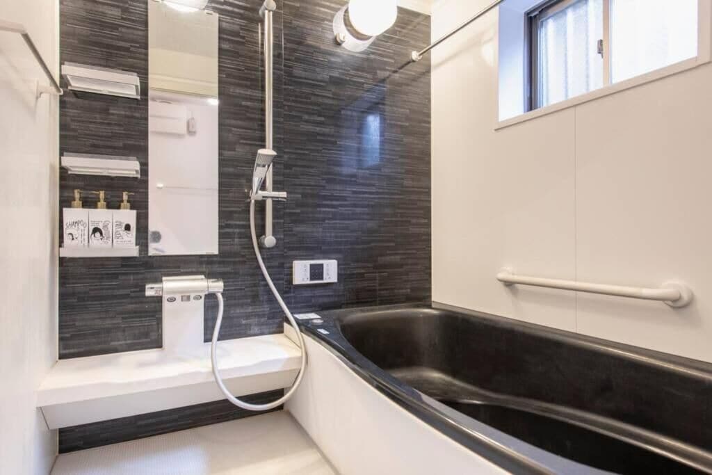 Apartamento superior | Banheiro | Chuveiro/banheira combinados, produtos de toalete grátis