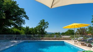 Nhà dành cho gia đình, 4 phòng ngủ, lò vi sóng (Villa Ester - Private Pool Escape for) | Hồ bơi | Hồ bơi ngoài trời phục vụ theo mùa 