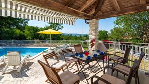 Nhà dành cho gia đình, 4 phòng ngủ, lò vi sóng (Villa Ester - Private Pool Escape for) | Khu ẩm thực ngoài trời