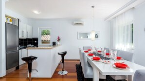 Nhà dành cho gia đình, 4 phòng ngủ, lò vi sóng (Villa Ester - Private Pool Escape for) | Khu ăn uống