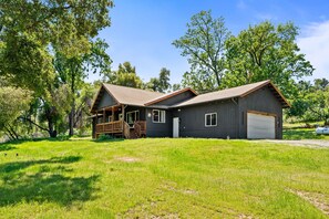 Exterior - Cozy Cabin! BBQ • Spa • Fire Pit • Kids Play Zone (Mariposa)