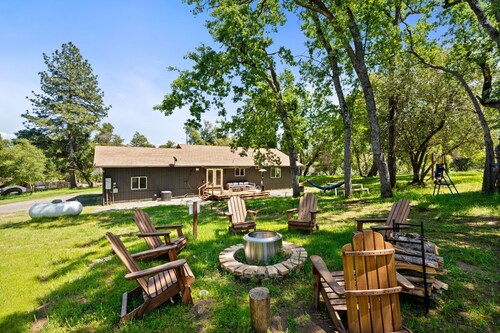 Cozy Cabin! BBQ • Spa • Fire Pit • Kids Play Zone