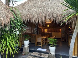 Standardzimmer, Strandblick | Speisen im Freien