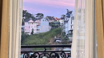 Dobbelt- eller tomannsrom, balkong, byutsikt | Innvendig