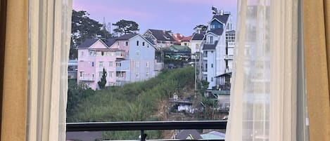 Chambre Double Panoramique, 2 grands lits, balcon, vue ville | Intérieur
