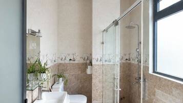 Panoramic Double Room, 2 Queen Beds, Balcony, City View | Bathroom