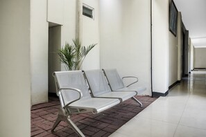 Coin salon dans le hall