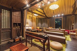 Una tradizionale stanza in stile giapponese, con pavimento in tatami, un tavolino basso, cuscini e una porta scorrevole.