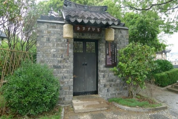 A traditional building with a tiled roof and a stone facade. - Yueshang Zen Space Homestay (Zhouzhuang Ancient Town Branch) (Kunshan)
