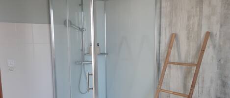 Secador de pelo, toallas, jabón y papel higiénico