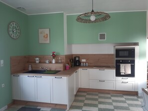 Private kitchen - Longère Picarde "Chez Christine" Fully equipped for family vacations. (Le Meillard)